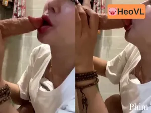 Vào nhà tắm tự sướng mút cậu bé giả