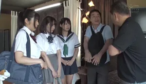 Thất nghiệp, ông bố khốn nạn dẫn 3 bé gái đi bán dâm