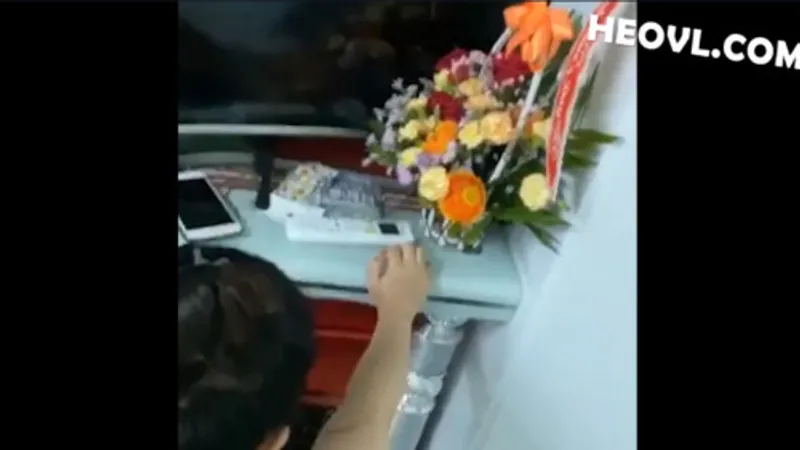 Không chịu đi tắm vì nứng lồn quá cần chịch luôn !