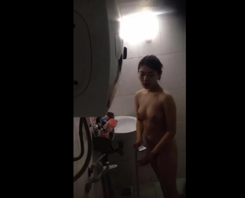 Lộ clip nhân tình vừa tắm vừa thủ dâm
