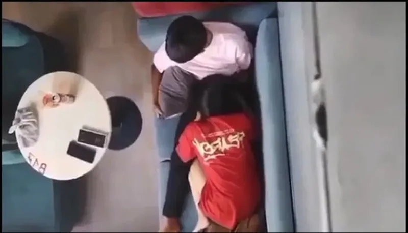 Quay lén người tình liếm bú cho em ghệ nơi công cộng