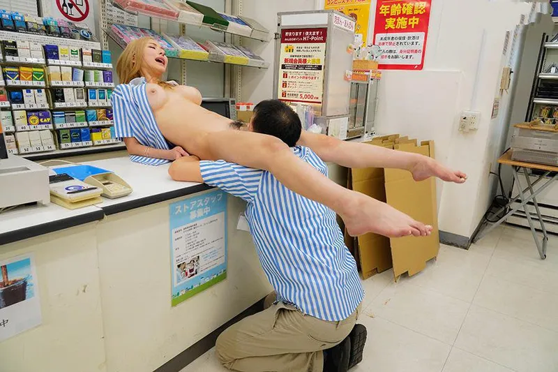 Anh cấp trên tống tình hoa nhỏ ngổ ngáo của chủ cửa hàng tiện lợi