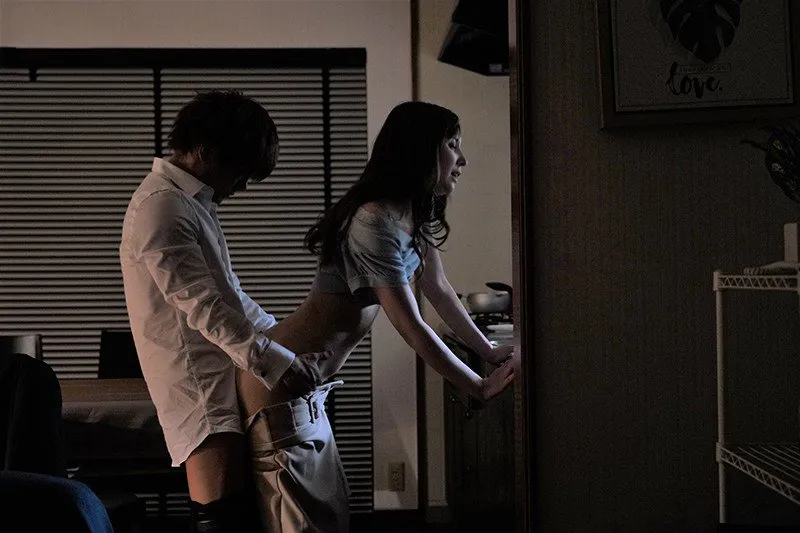 Sếp đi bàn việc làm ăn, cậu nhân viên đến nhà xoạc cô vợ ông ấy