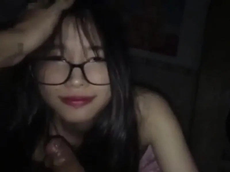 Cô vợ đi ca đêm, lẻn sang trọ để em học sinh kính cận mút cu